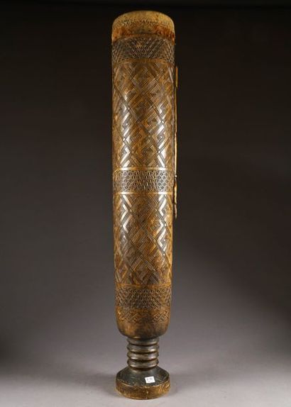 Tambour Lélé Kuba de Forme cylindrique. Pied...