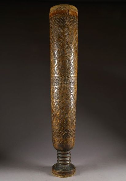 Tambour Lélé Kuba de Forme cylindrique. Pied...
