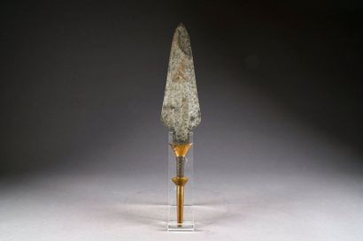 Arme de Jet ou de Poing. A longue lame effilée...