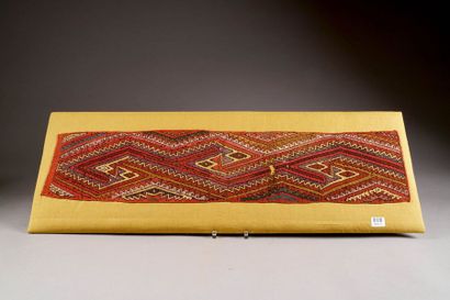 Bandeau de Tissu Précolombien. A motifs géométriques...