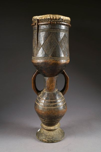 Tambour Kuba sur Pied évasé. A étranglement...