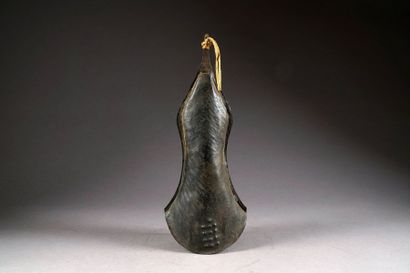 Cloche à frappe Mongo, de Forme élancée....