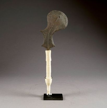 Couteau Momvu (uggo). A lame arrondie chantournée...