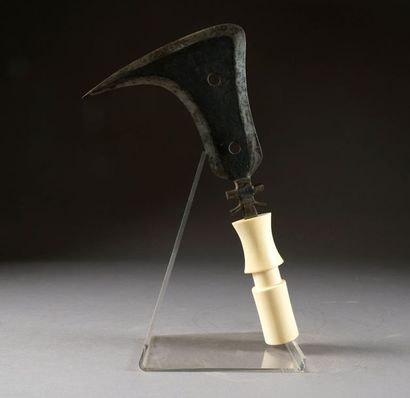 Couteau faucille Mangbetu (Mambélé). A rare...
