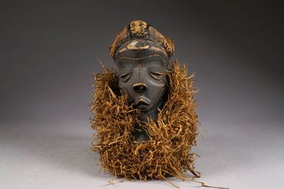 Pende. Masque Mbuya aux formes allongées....
