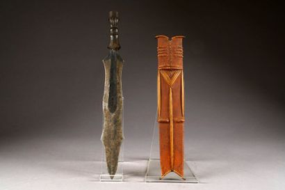 Glaive Salampasu. Lame métallique chantournée....