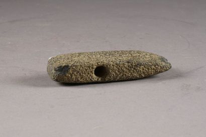 Tête de Hache. Pierre sculptée et percée...