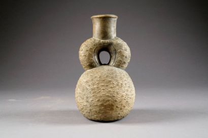 Culture Chavin
Vase étrier à anse goulot.Terre...