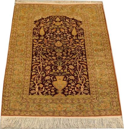 Carpette de Prière Anatolie. Sur fond noir....