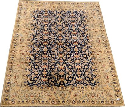 Carpette Naïn. Le fond, bleu nuit, présente...