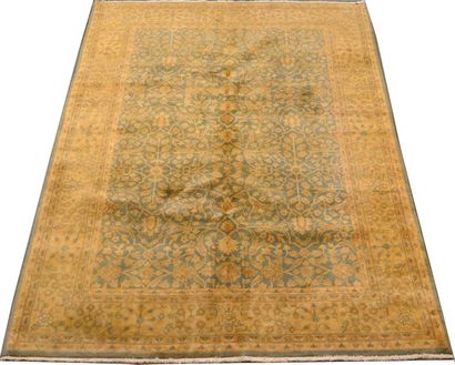 Tapis Ferahan. Décor d'entrelacs jaunes sur...