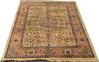 Tapis Tébriz. Fond clair parcouru par des...