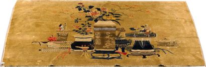 Carpette Chine. Le fond, jaune, présente...