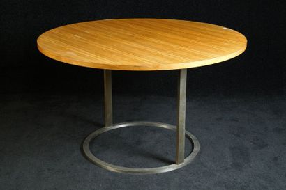 Table. Plateau de forme circulaire posé sur...