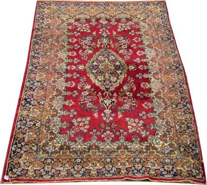 Carpette Kirman. Le fond, rouge, présente...