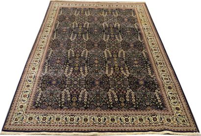 Tapis Tébriz. Décor, foisonnant, de chutes...