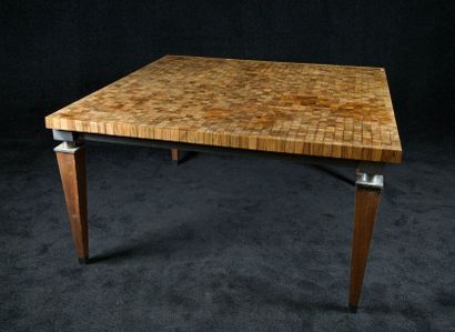 Table. Tablette en damier réalisée en bois...