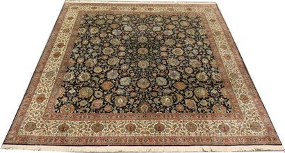 Tapis Kashmir. Décor de grandes fleurs épanouies,...