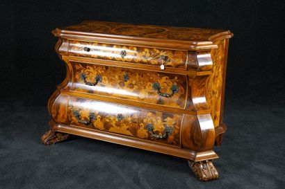 Commode. La face, fortement mouvementée,...