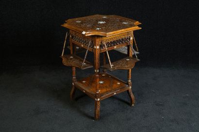 Table d'Appoint. Ceinture ornée de moucharabieh....