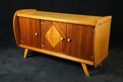 Dressoir Vintage. La face présente trois...