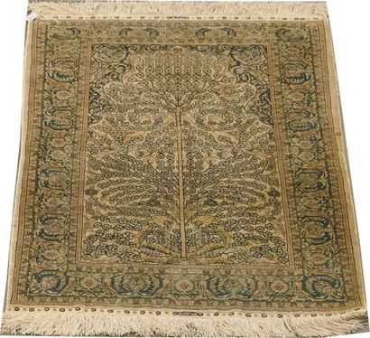 Carpette Héréké. Le mihrab présente un grand...