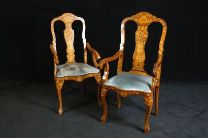 Paire de Fauteuils. Dossiers à bandeaux découpés...