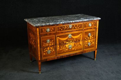 Commode. Sommée d'un marbre gris Sainte-Anne....