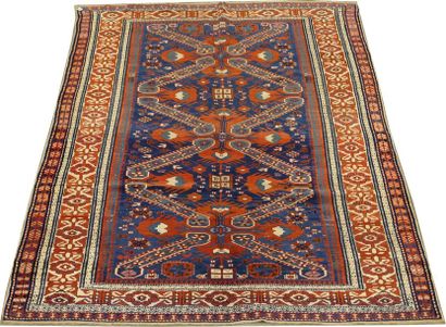Carpette Zeihour. Le fond, bleu, présente...