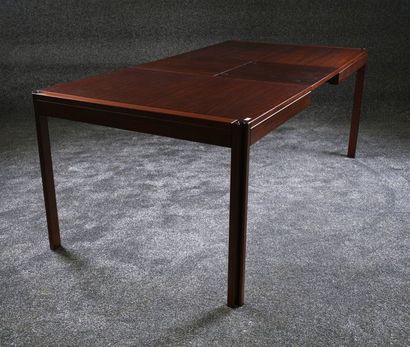 Table à Dîner. Tablette extensible munie...
