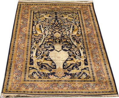 Carpette Ghoum. Elle présente deux arbres...