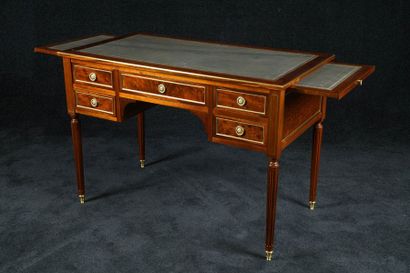 Bureau plat de Style Louis XVI. Garni de...