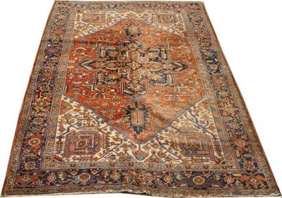 Tapis Hériz. Grand médaillon prolongé par...