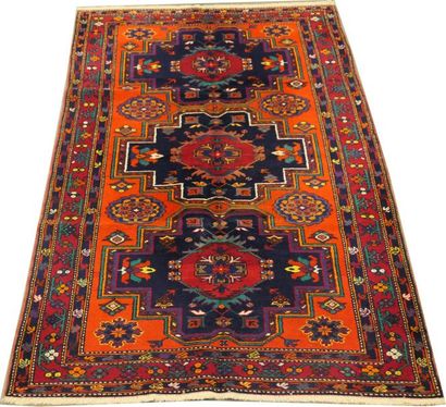 Carpette Azerbaïdjan. Le fond, orange, présente...