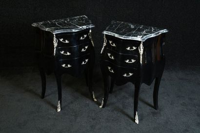 Paire de Commodes d'Entre-Deux. Elles ouvrent...