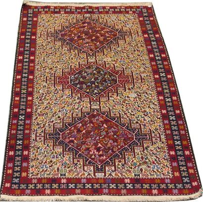 Carpette Azerbaïdjan. De type Soumak et décorée,...