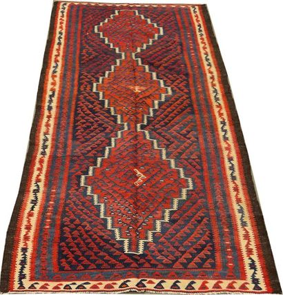 Tapis Kilim-Bidjar. A triple médaillon reliés...