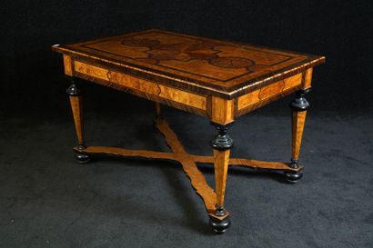 Table de Style Louis XIV. Plateau marqueté...