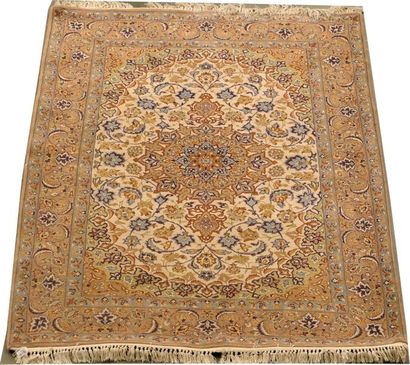 Carpette Ispahan. Médaillon rayonnant, sur...