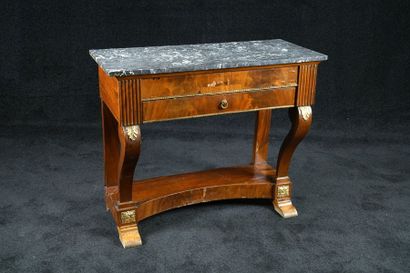 Console. Sommée d'un marbre gris. Elle ouvre...