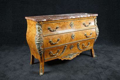 Commode tombeau de Style Régence. Sommée...