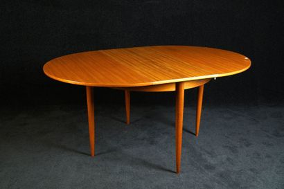 Table. De forme circulaire. La ceinture loge...