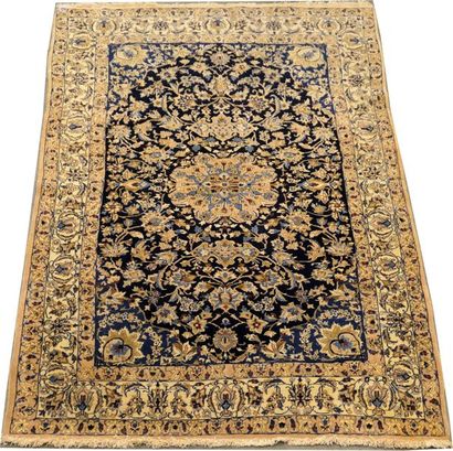 Carpette Naïn. Petit médaillon central dans...