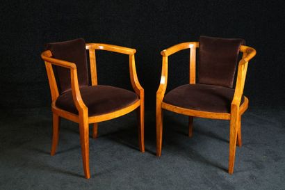 Paire de Fauteuils. Dossiers incurvés et...