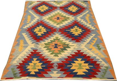 Tapis Kilim-Kashgaï. Médaillons polychromes...