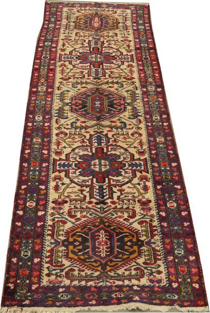Tapis-Galerie Hériz. Fond clair à quatre...