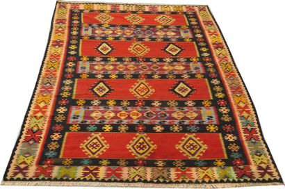 Tapis Kilim. A quatre registres rouges rehaussés...