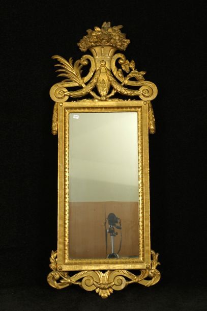 Miroir Louis XVI. Grand fronton rehaussé...