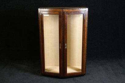 Vitrine d'Entre-Deux. La face, en saillie,...