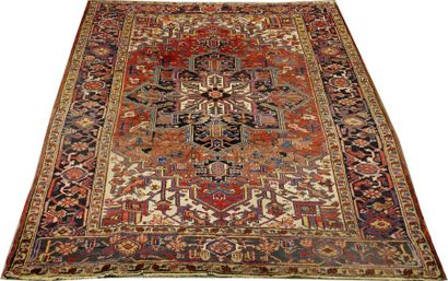 Tapis Hériz. Large médaillon à double palmette....